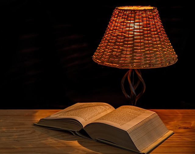 noční lampička u knihy